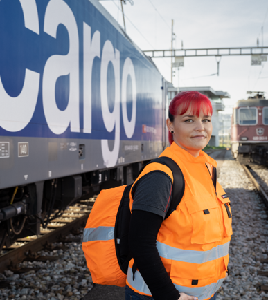 SBB Cargo Lokfuehrerin vor Gueterzug